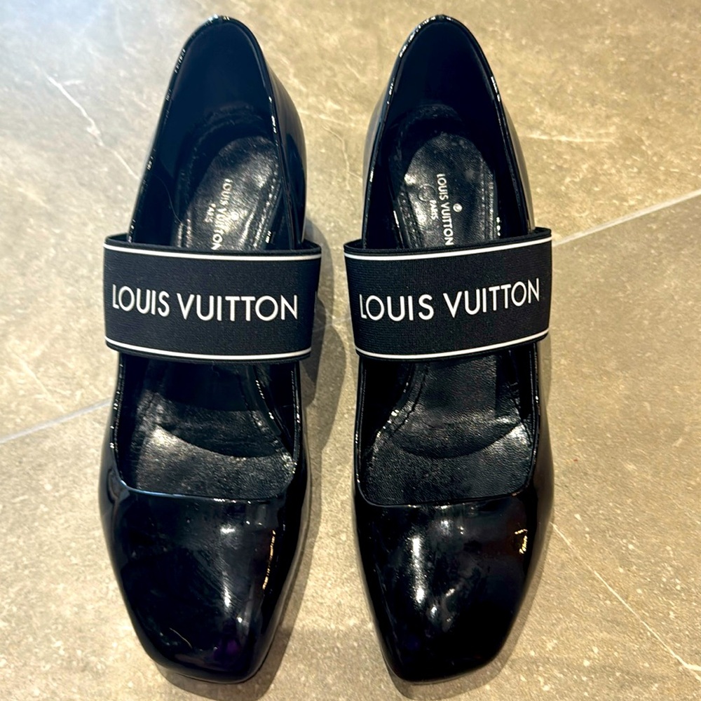 Louis Vuitton Black Patent Leather Kitten Heels Size 37